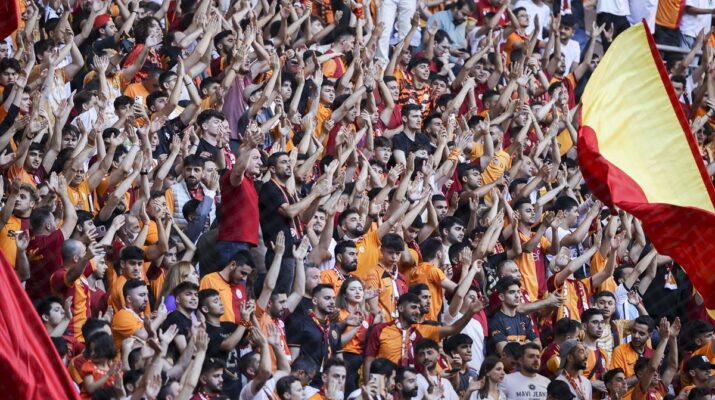 Bakambu İmzaladı - Galatasaray taraftarı önünde imza töreni düzenledi